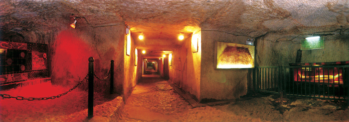 狮子山楚王墓墓室内陈列的金缕玉衣（复制品）和玉棺（复制品）