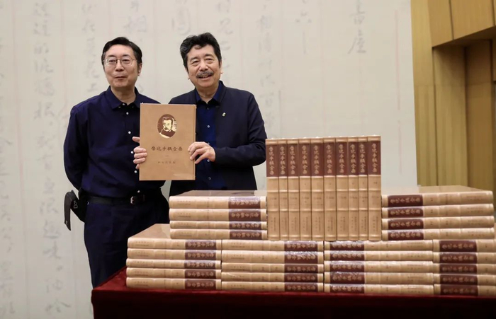 ▲9月28日，鲁迅的两位家属（右：周令飞）在《鲁迅手稿全集》新书前合影。新京报记者 浦峰 摄&nbsp;