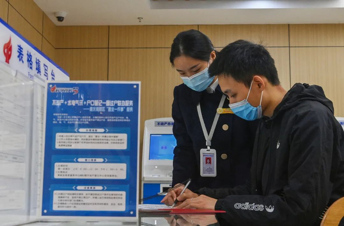 提交一张申请表 一次办完5件事 重庆高新区供图