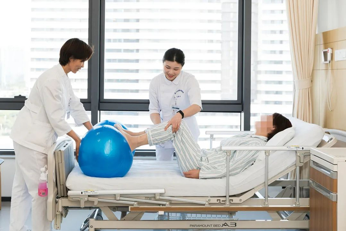 ▲厦心在省内率先推行全院无陪护管理模式，专业陪护减轻家属负担