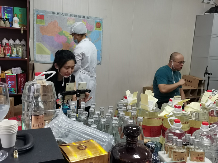 欢喜村种类多样的酒产品通过电商平台销往外地。甘南县委宣传部 供图