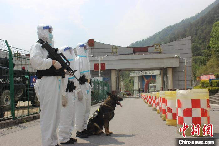 民警和警犬在口岸一线执行监护任务。　陈梓东 摄
