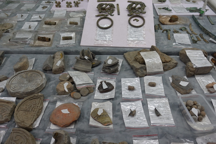 考古工作室内放置着出土文物