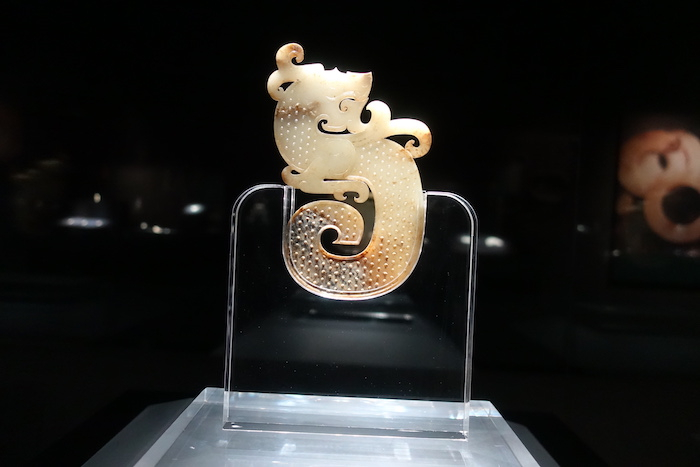 徐州博物馆展厅内展示的狮子山楚王陵出土的玉器