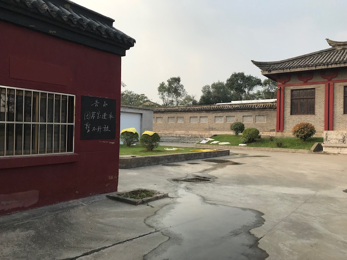 北洞山楚王墓景区门口写道“因墓室进水，暂不开放”