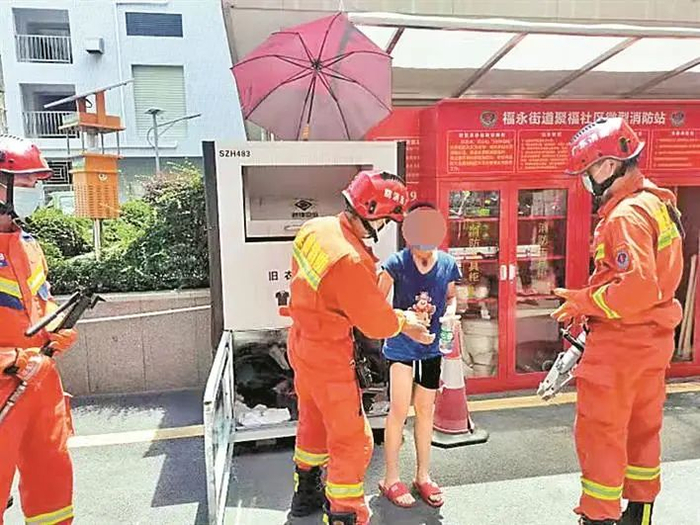 ▲男孩被困旧衣回收箱获救