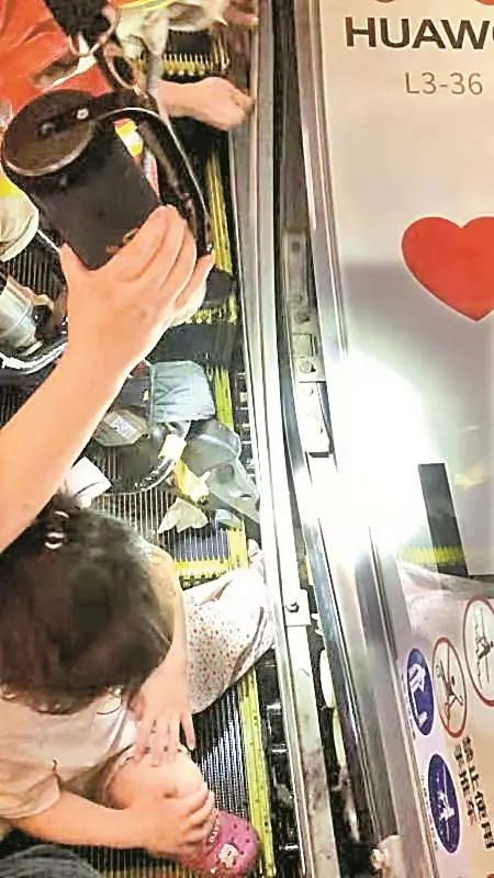 ▲4岁女孩腿被扶梯夹住