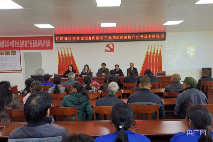 刘瑶对果农进行培训。央广网发 资料图