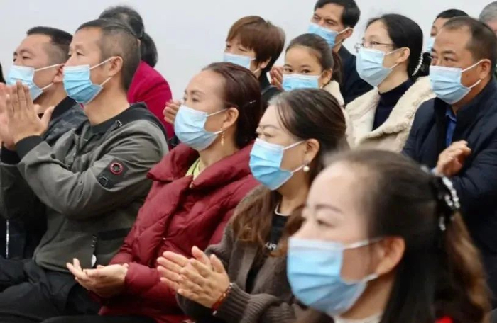 市民听发言人解读政策 龚浩月 摄