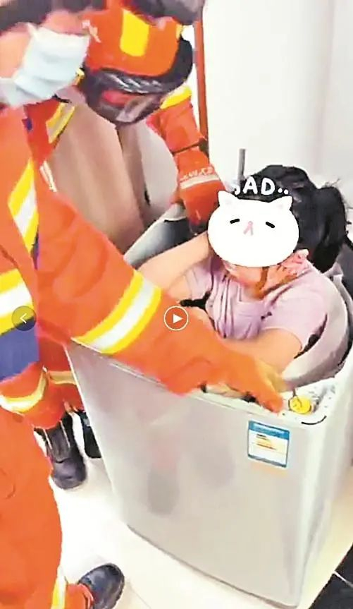 ▲女童被卡洗衣机里