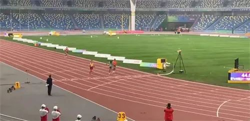 图为4×100米接力视力组比赛我省运动员冲刺精彩瞬间