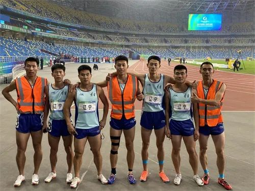 图为4×100米接力视力组我省运动员邸东东（左二）赵平安（左三）孙启超（左五）孙天一（左六）及其领跑员赛后合影