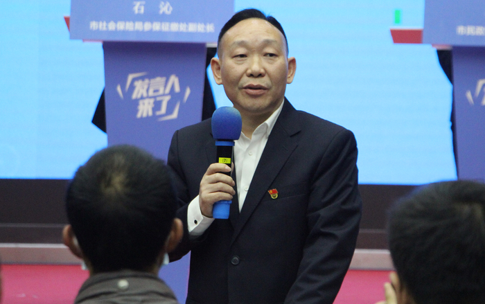 唐应良介绍有关情况 刘亚兰 摄