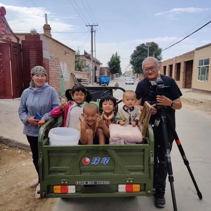 逄小威与被拍摄孩子的合影。