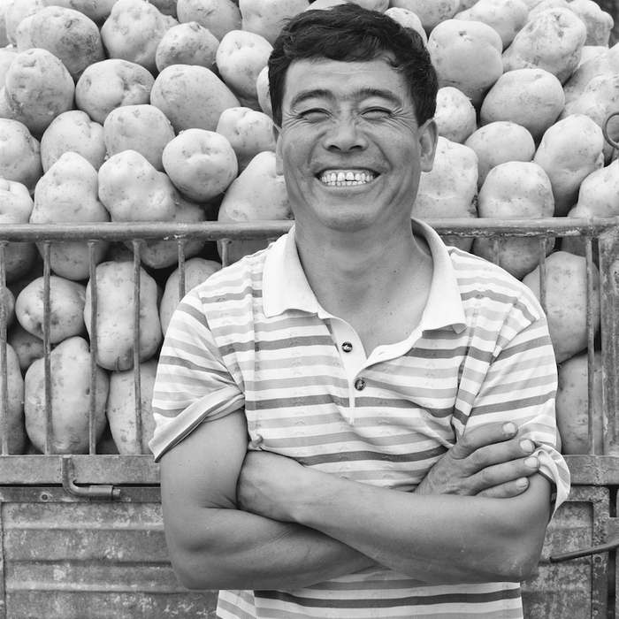 甘肃省定西市临洮县太石镇安家嘴村卖土豆的农民