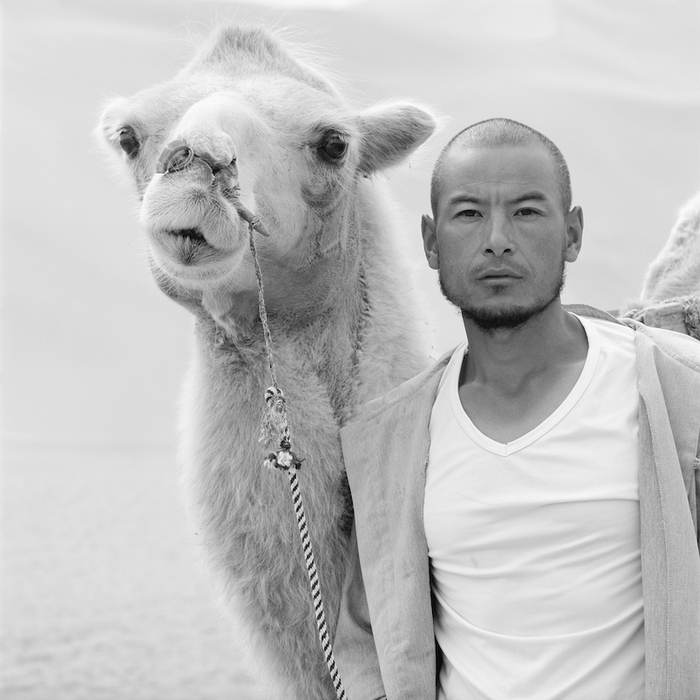 甘肃省酒泉市敦煌市鸣沙山月牙泉骆驼饲养员