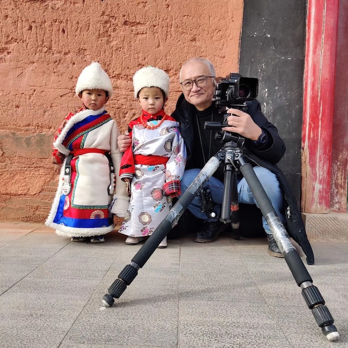 逄小威（右一）与被拍摄孩子的合影。