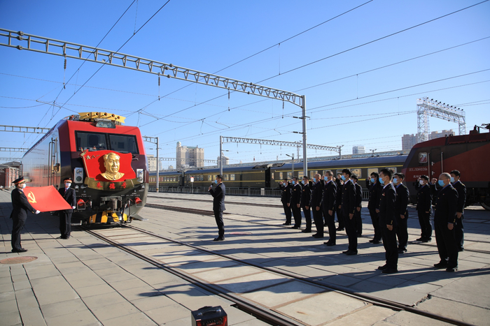 我国三大伟人号机车之一“朱德号”迎来75周岁生日。唐守弘 摄