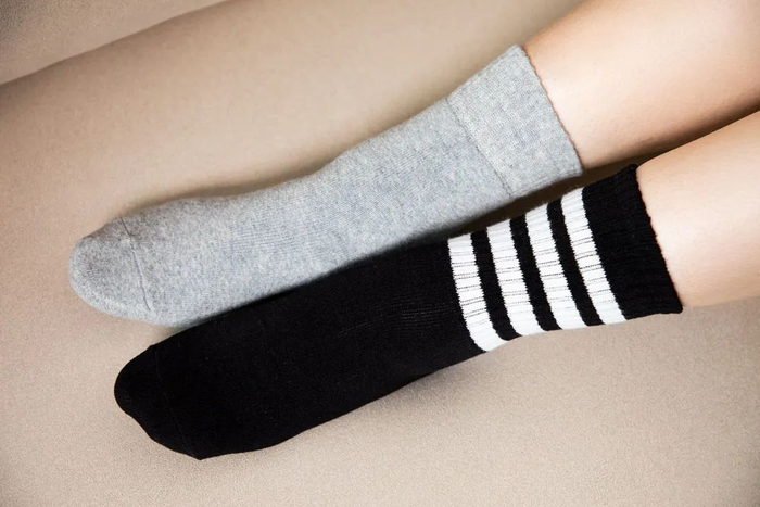 △条纹袜为德绒袜，灰色袜为羊绒袜