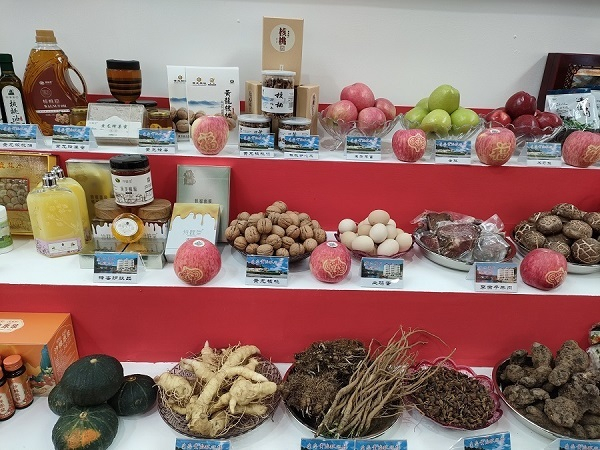 农产品展示（央广网记者 张伟 摄）