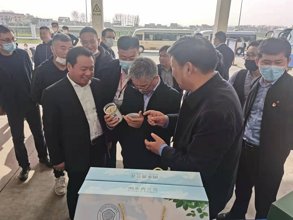 加工后可即食的西兰花吸引了各位领导嘉宾（央广网发 胡士军摄）