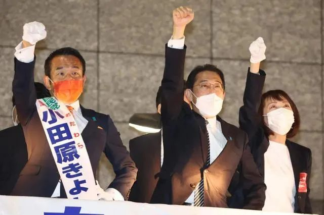 ▲10月31日，日本将举行大选，选举产生第49届众议院。10月26日，日本首相岸田文雄（中）发表演讲，为大选助阵拉票。图/IC photo