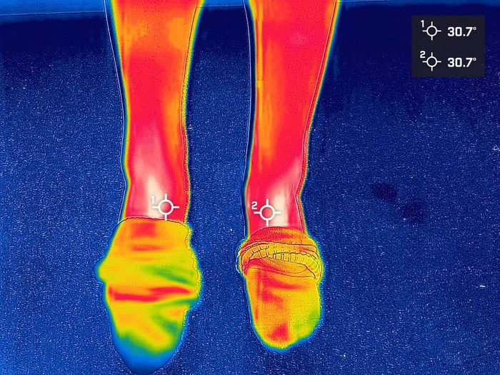 △图左为羊绒袜，图右为德绒袜