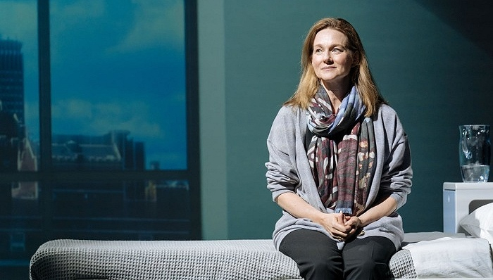 劳拉·林妮在《我叫露西·巴顿》舞台剧版中饰演露西 图片来源：Manuel Harlan