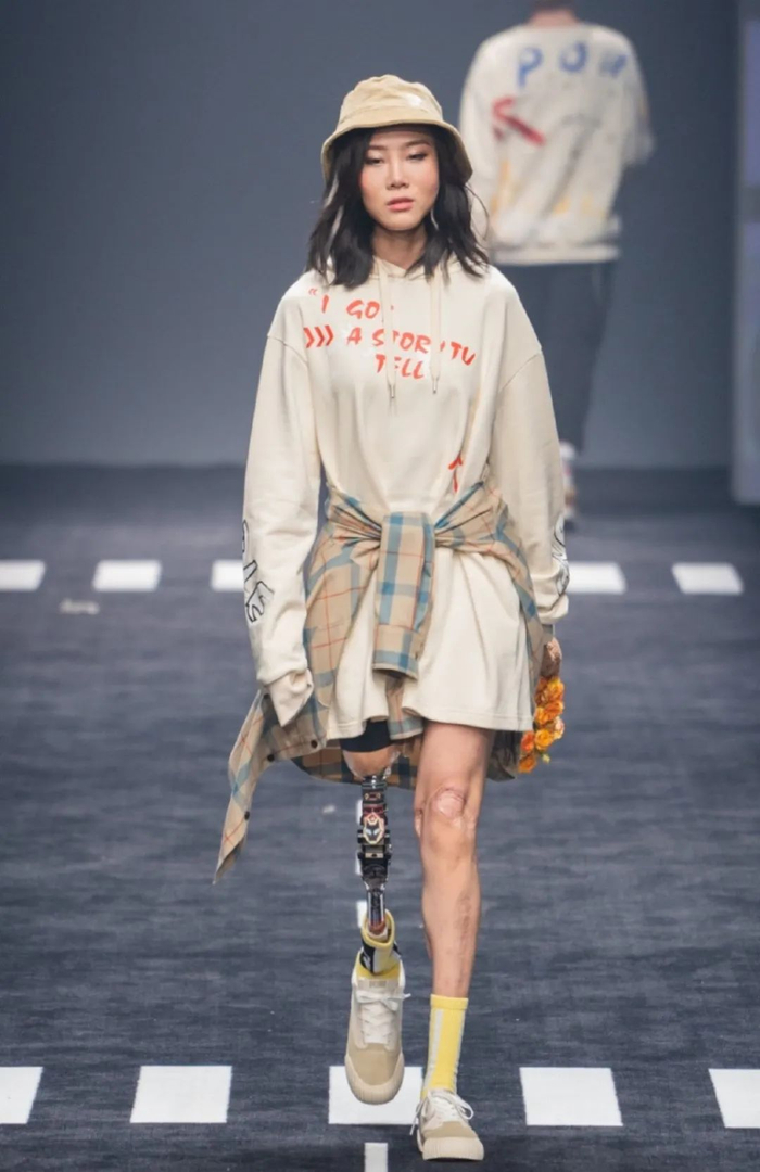 ▲今年10月14日，上海时装周上，牛钰踩着一条机械小钢腿走完了一分钟的猫步。受访者供图