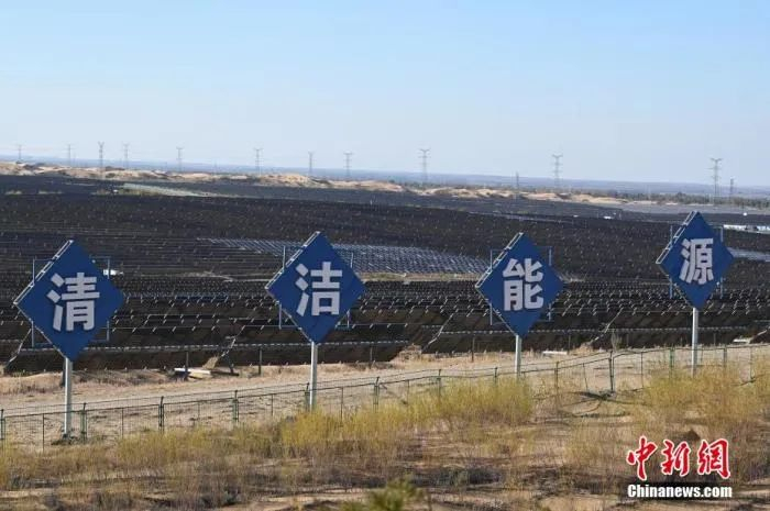 资料图：运行中的内蒙古达拉特光伏基地。刘文华摄