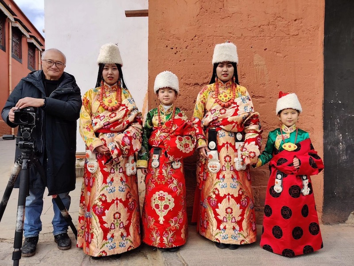 逄小威（左一）与拍摄藏民的合影。