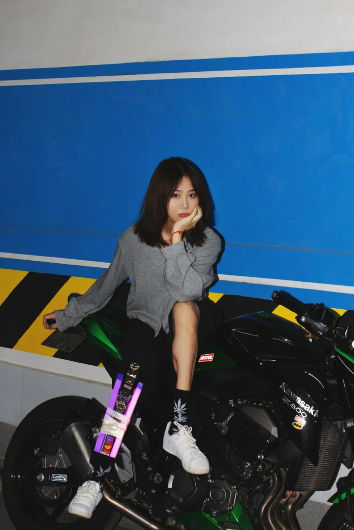 ▲牛钰穿着假肢戴着闪光灯拍摄照片。受访者供图