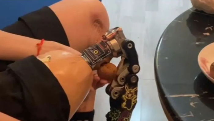 ▲在牛钰拍摄的视频中，她把核桃拿到假肢膝盖处，“咔嘣”核桃就碎了。受访者供图