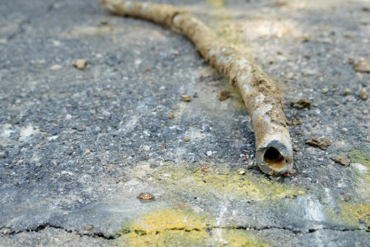 丹佛街上的一根来自1927年的铅供水管&nbsp; &nbsp; 美联社资料图