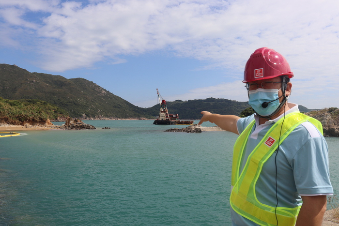 将军澳海水化淡一期工程项目负责人张保平介绍项目情况。 澎湃新闻记者 彭玉洁 图