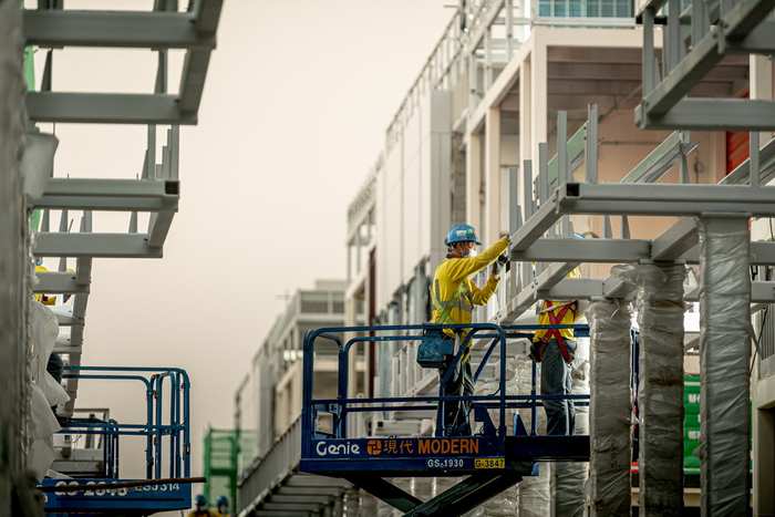 中央援建的港版“火神山医院”——北大屿山医院香港感染控制中心，建设者加班加点，永不停休。 中国建筑国际集团 供图