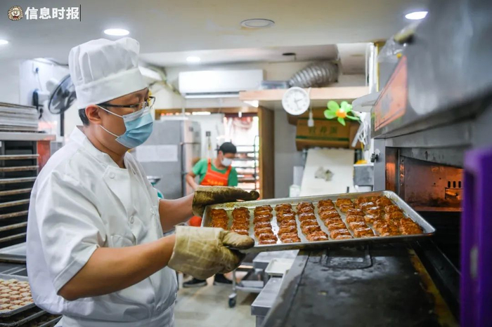 诚志饼家的主心骨卢正昱师傅制作鸡仔饼。信息时报记者 胡瀛斌 摄