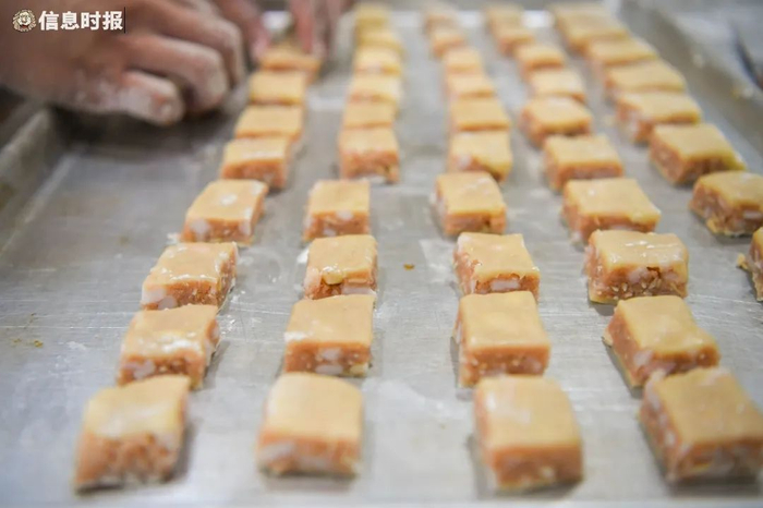 诚志饼家的主心骨卢正昱师傅制作鸡仔饼。信息时报记者 胡瀛斌 摄