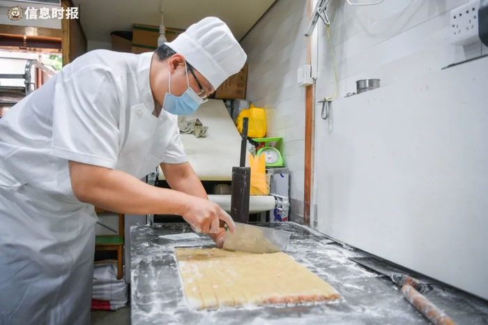 诚志饼家的主心骨卢正昱师傅制作鸡仔饼。信息时报记者 胡瀛斌 摄