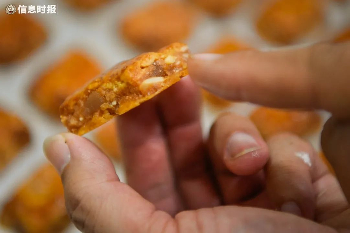 诚志饼家出品的鸡仔饼特别“厚身”，口感层次分明。信息时报记者 胡瀛斌 摄