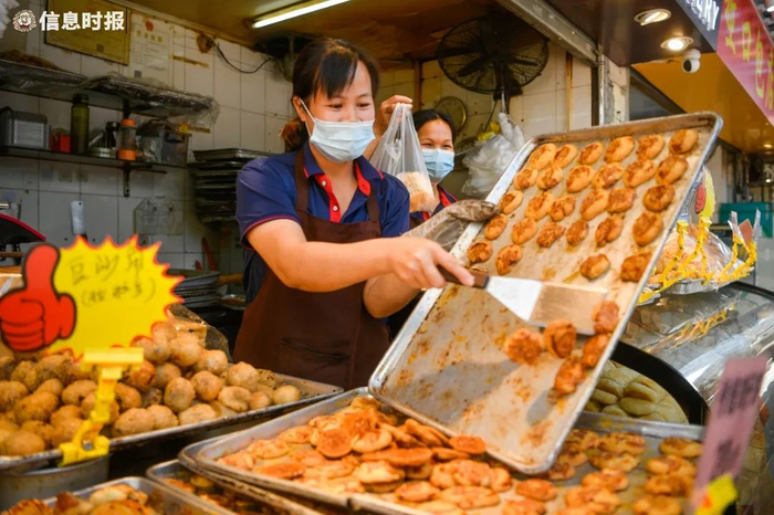 国强饼店出品的鸡仔饼深受街坊欢迎。信息时报记者 胡瀛斌 摄
