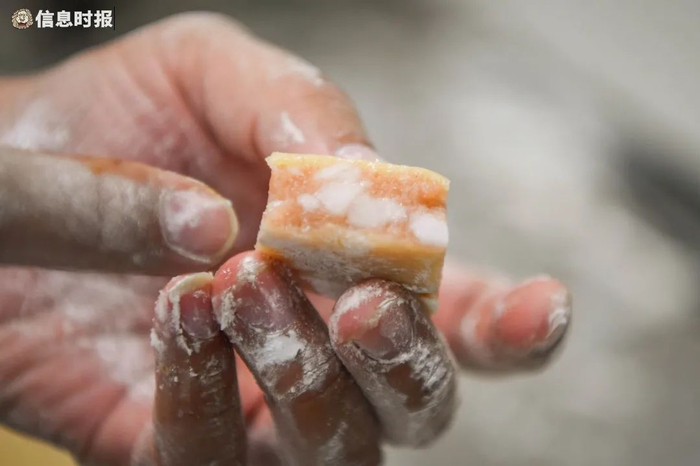 诚志饼家出品的鸡仔饼特别“厚身”，口感层次分明。信息时报记者 胡瀛斌 摄