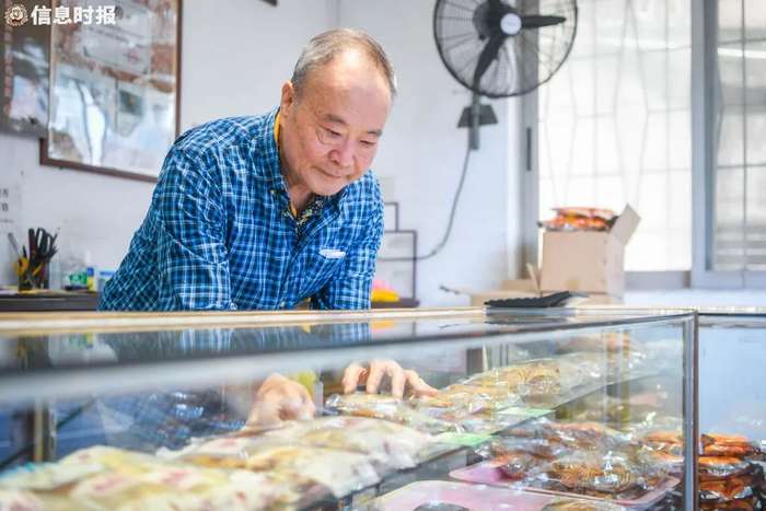 当年成珠酒楼的总经理，如今成珠食品的主理人之一冯国基。信息时报记者 胡瀛斌 摄