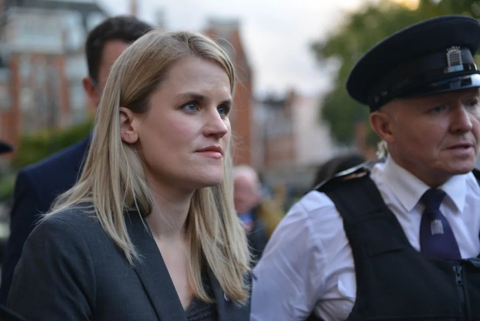 ▲当地时间2021年10月25日，英国伦敦，前Facebook数据科学家、后来成为“吹哨人”的弗朗西丝·豪根出席听证会，声称Facebook公司正在加剧网上仇恨和极端主义。图/IC photo