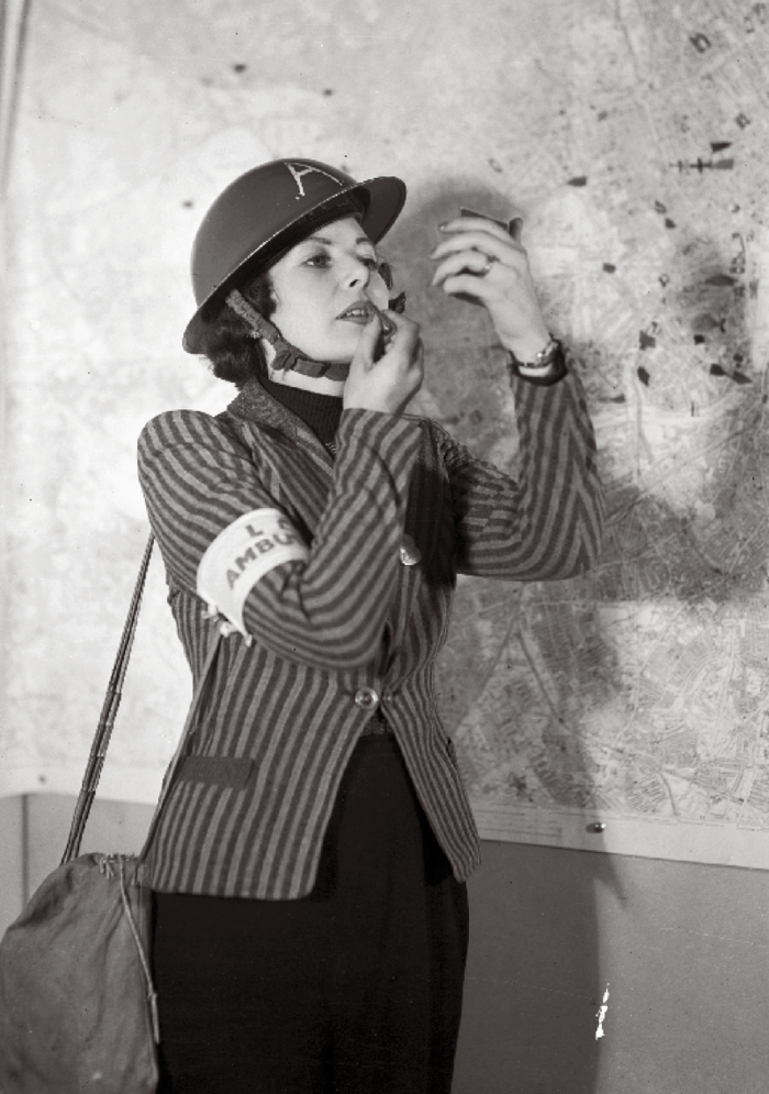 第二次世界大战期间一名英国女士在涂抹口红。