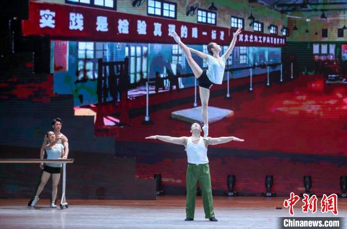 图为杂技《芳华——四人肩上芭蕾》。　中新社记者 贾天勇 摄