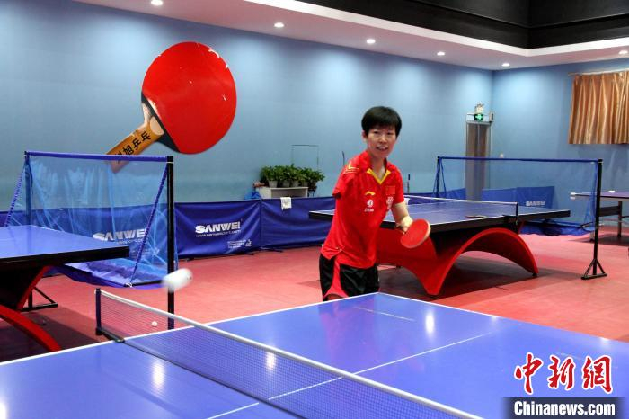 刘旭正在练习打乒乓球。　孙婷婷 摄