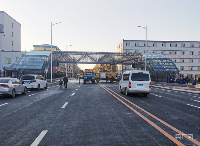 人行过街天桥连接学校南北两侧（央广网发 沈北新区委宣传部供图）