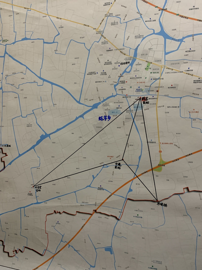 练市镇地图，图上标出了纤维艺术家石冰和林仪探访的三座练市茧站。   石冰 图