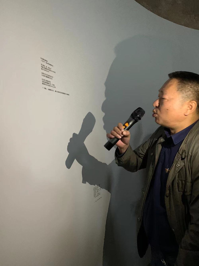 练市中学校长、诗人舒航还深情朗诵了自己的作品。    